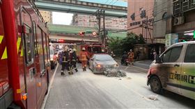 板橋車禍撞三立採訪車。（圖／翻攝畫面）