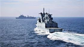 德國巡防艦巴登符騰堡號（前）和補給艦法蘭克福號（後）近日從歐洲啟航，預計本週抵達亞洲。（圖取自twitter.com/deutschemarine）