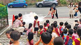 為讓孩童獲得正確防火安全常識，幼兒園會例行性進行消防演練，若滅火器內含致癌物，恐對健康不利。（示意圖／翻攝大埔美非營利幼兒園臉書）