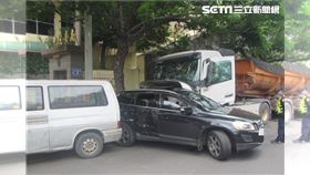 台中砂石車酒駕連撞8車，司機酒測值高達0.77毫克。（圖／翻攝畫面）