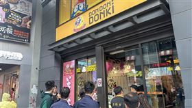 唐吉訶德疑扭蛋藏籤  北市消保官稽查有民眾近日表示，因看到日本零售連鎖品牌「DON DON DONKI唐吉訶德」西門店的活動大獎尚未開出，將扭蛋機剩下數顆扭蛋「全包」卻都沒中大獎，質疑是「藏籤」詐欺。針對相關爭議，台北市消保官13日到店家稽查。（翻攝照片）中央社記者黃麗芸傳真  113年5月13日