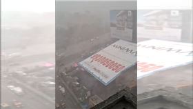 印度孟買發生廣告看板傾倒意外，釀多人死傷。（圖／翻攝X）