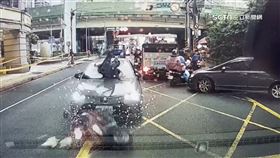 小客車追撞機車起火　再跨雙黃線逆撞三立5G車