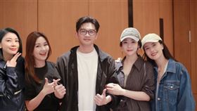 賈靜雯（左1）因為無法到場被P在了照片上。（圖／翻攝自陳紫函微博）