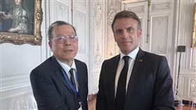 黃崇仁前往巴黎 向馬克宏建議台法合作力積電董事長黃崇仁（左）應邀前往巴黎參加圓桌會議，他向法國總統馬克宏馬克宏（右）建議與台灣合作，強化法國科技實力。（力積電提供）中央社記者張建中傳真 113年5月14日