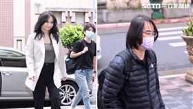 ▲FIR前女主唱詹雯婷挨告誣告出庭，微笑面對媒體。恩師陳建寧以證人身分出庭。師徒法庭對決。（圖／記者楊澍攝）