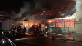 竹東資源莊冰店火警位在新竹縣竹東鎮的中油資源莊冰店，12日晚間發生火警，建物內部全面燃燒，幸無人受困受傷。（民眾提供）中央社記者魯鋼駿傳真 113年5月13日