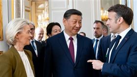 中國領導人習近平（前排中）訪問法國，與法國總統馬克宏（前排右）會晤。（圖／翻攝自馬克宏IG ）