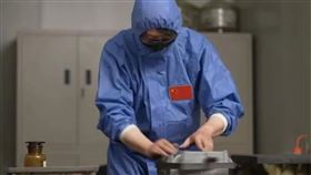 中國的中央電視台軍事頻道5月1日報導稱，中國國家太空科工二院699廠的特級技師葉輝可以手工精密加工，把工件研磨誤差減小到微米級，甚至奈米級。（圖／翻攝自矢板明夫俱樂部）