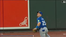 ▲藍鳥外野手瓦修（Daulton Varsho）沒收1轟，打回追平分和超前分。（圖／翻攝自MLB官網）