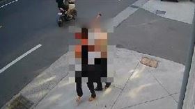 彰化，福興鄉，父持榔頭殺紅眼，當街行兇，猛捶17歲兒，驚悚畫面曝(圖／翻攝畫面)