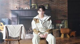 陳德修拍新歌《失去你》MV，被要求親密擁抱啦啦隊女神害羞縮了。（圖／陳德修工作室提供）