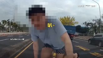 車陣竄出「人肉路障」　詭男攀上引擎蓋