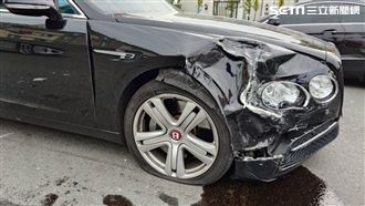 畫面曝光！違規迴轉撞千萬賓利　駕駛傻眼