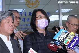 ▲FIR前女主唱詹雯婷、恩師陳建寧決裂，出庭應訊4個小時，庭訊結束後，詹雯婷念了一份聲明，說明事情原委及心情。陳建寧也簡短接受媒體訪問（圖／記者楊澍攝）