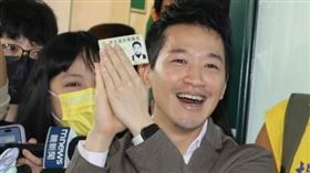 立委何志偉赴北市黨部登記民進黨立委初選（圖／記者邱榮吉攝影）