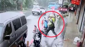 新北男子沒拉手煞車用身體阻擋，被輾過不治。（圖／翻攝畫面）