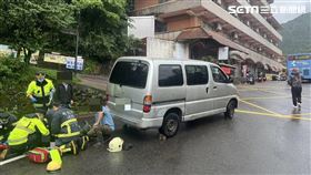 新北黃男將廂型車停在坡道上，車輛突然滑動將他捲入車底。（圖／翻攝畫面）