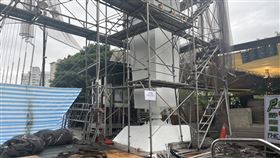 新北市新店區碧潭吊橋出入口修繕工程處，今天（14日）上午發生一起工安意外，一名施姓工人（30歲）不慎從6層樓高的鷹架摔落地面，救護人員獲報到場時，施男已無呼吸心跳，經送往新店慈濟醫院搶救仍不治，詳細事發原因還有待警方調查釐清。