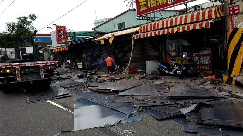 台中聯結車15噸鋼板「集體跳車」波及機車