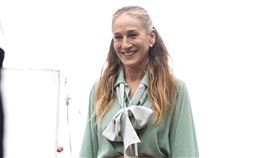 莎拉潔西卡派克在紐約街頭拍攝《慾望城市：華麗下半場》第三季。
（圖／美聯社／達志影像）