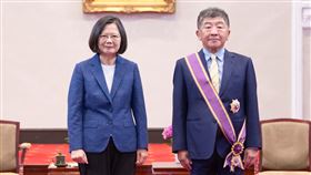 蔡英文頒授陳時中勳章（圖／總統府提供）