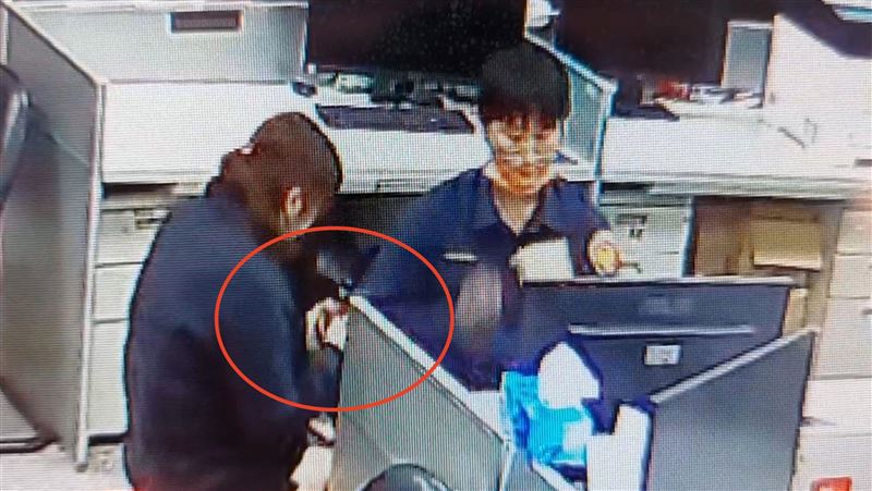 撿到無主皮夾…警靠「媽遺照」找到女失主