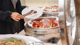 和逸飯店‧高雄館-Cozzi THE Roof餐廳推出「單人午晚餐通用券組」，一組5張2400元，下殺84折。（圖／飯店旅宿業者提供）