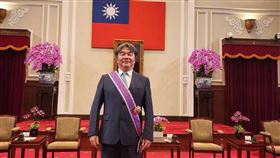 王必勝今獲頒「景星勳章」，並說暫時結束27年公職。（圖／翻攝自王必勝臉書）