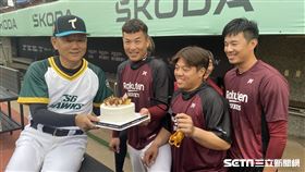 ▲台鋼雄鷹總教練洪一中在桃園球場，接受過去的桃猿子弟兵慶生。（圖／記者張沛嘉攝影）