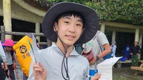 鄧品硯登上七星山主峰領畢業證書。（圖／翻攝自鄧品硯臉書）