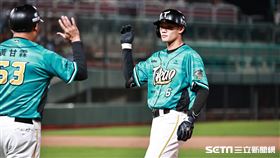 ▲台鋼雄鷹一壘手王博玄敲出安打。（圖／記者劉彥池攝影）