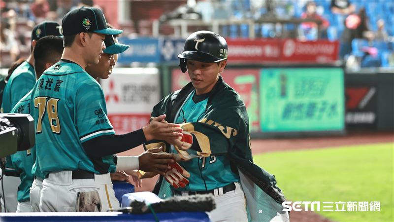 台鋼雄鷹游擊手曾子祐敲出安打送回葉保弟。（圖／記者劉彥池攝影）