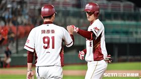 ▲樂天桃猿中外野手余德龍敲出安打上壘。（圖／記者劉彥池攝影）