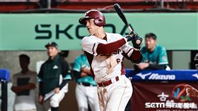 ▲樂天桃猿游擊手林承飛敲出雙殺打，但送回超前分廖健富。（圖／記者劉彥池攝影）