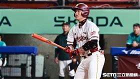 ▲樂天桃猿捕手林泓育三壘方向滾地球造成失誤。（圖／記者劉彥池攝影）