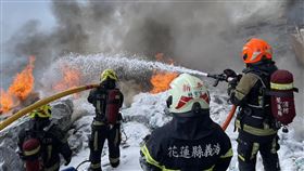 蘇花大清水明隧道火災  消防採泡沫滅火蘇花公路大清水明隧道上方疑因施工火星引起火災，現場濃煙直竄天際，消防人員在明隧道南北2側採泡沫滅火，由於廢棄輪胎數量多，加上現場風勢大，撲滅相當耗時。（花蓮縣消防局提供）中央社記者李先鳳傳真  113年5月14日
