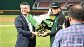 ▲中華職棒大聯盟會長蔡其昌致贈洪一中生日花束。（圖／記者劉彥池攝影）