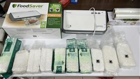 保三破鐵觀音茶藏毒  認證碼防遭黑吃黑內政部警政署保安警察第三總隊第二大隊破獲以翁姓主嫌為首的販毒集團，112年底在嘉義市區查獲行動運毒車，並於車上「鐵觀音茶葉袋」包裝毒品K他命，內層真空袋另有QR CODE認證碼，研判是為防遭「黑吃黑」。（警政署保三總隊第二大隊提供）中央社記者張已(??兼)傳真  113年5月14日