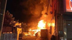 台南移工宿舍大火，消防員迅速撲滅火勢，疏散現場移工。（圖／翻攝畫面）