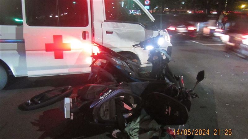 新/救護車闖紅燈撞2女騎士!1人重傷昏迷