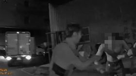 新北三重一名男子趁貨車卸貨沒拔車鑰匙，趁機偷開貨車被逮。（圖／翻攝畫面）