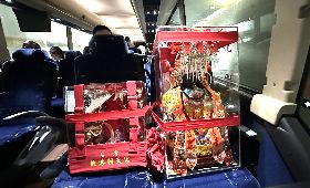 北港媽祖搭巴士前往朝聖宮