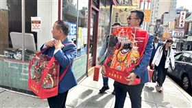 北港媽祖抵舊金山北港朝天宮媽祖今晨抵達舊金山，展開美國遶境。常務董事林恆毅（右）和副董事長吳炳俊（左）分別將媽祖與千里眼、順風耳2名將軍的神尊揹負於胸前，前往朝聖宮交流。中央社記者張欣瑜舊金山攝 113年5月15日