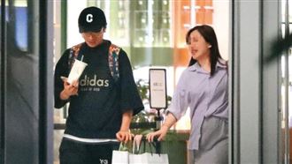 42歲Toro地下女伴曝　勾肩親密互動全被拍