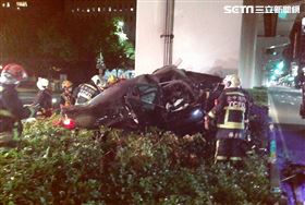 新／台中BMW男過彎　撞中捷柱體身亡（圖／翻攝畫面）