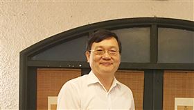 台商捐贈越南僑生獎學金　僑委會表彰越南台商總會名譽總會長也是僑務諮詢委員林登義因捐贈僑務委員會，做為越南僑生獎學金。駐胡志明市台北經濟文化辦事處處長梁光中（左）17日在當地向林登義（右）轉頒僑務委員會獎狀，表彰他的貢獻。（駐胡志明市台北經濟文化辦事處提供）中央社河內傳真　106年8月18日