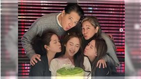 ▲歐陽龍（後排左）一家子的生活都備受矚目與討論。（圖／翻攝自歐陽妮妮IG）