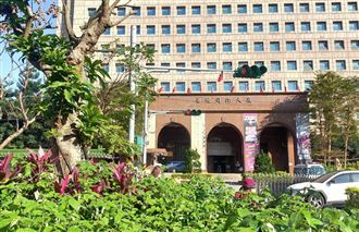 少年包藏刀闖基隆法院！法警緊急喝斥攔阻