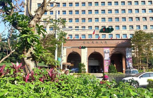少年包藏刀闖基隆法院！法警緊急喝斥攔阻